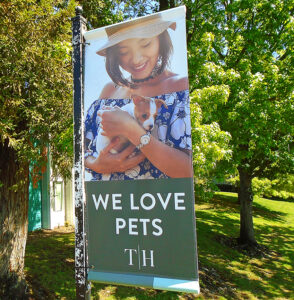 Banner flag displaying "We Love Pets" for The Hill's Apartment